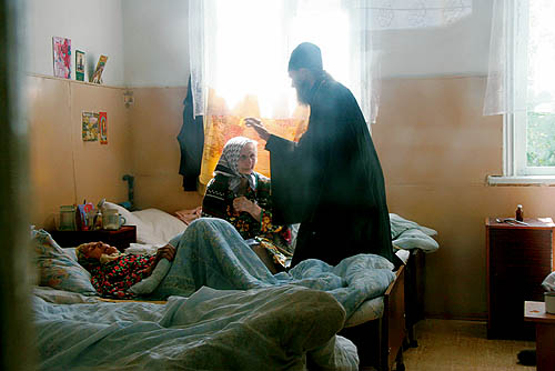 Священник в больнице. Фото: Фома.Ru