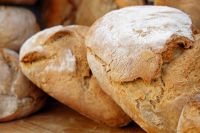 Качественный хлеб не имеет постороннего запаха, его корочка ровная и не бледная.