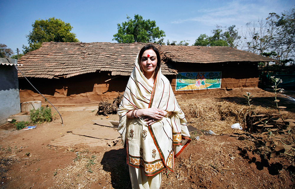 Жена Амбани Нита — основатель благотворительного фонда Reliance, член МОК, совладелец футбольной команды Mumbai Indians