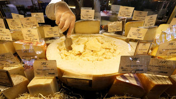 Сыр в одном из магазинов Санкт-Петербурга
