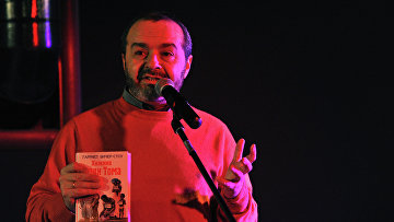 Виктор Шендерович на акции "СочИтание", прошедшей в Москве