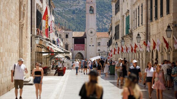 Туристы на улице Страдун в Дубровнике, Хорватия