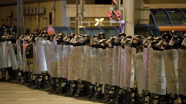 Сотрудники правоохранительных органов во время акции протеста в Минск