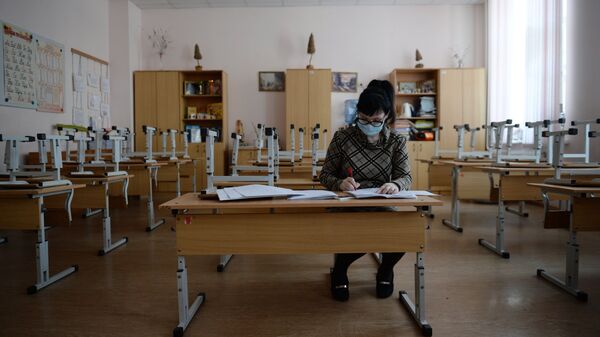 Учительница во время карантина по гриппу в средней общеобразовательной школе
