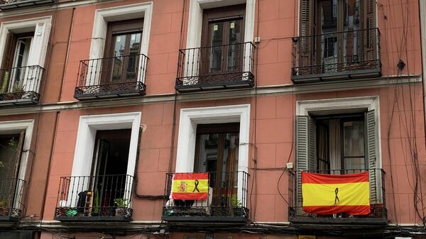 Флаги на балконах жилого дома в Мадриде
