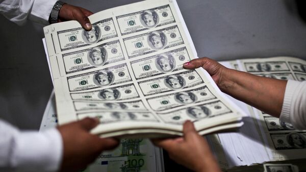 Листы с напечатанными долларовыми банкнотами