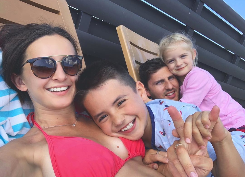 Рита и Павел Марсо с детьми на шезлонге у бассейна на своей вилле ​Фото: «Инстаграм»  