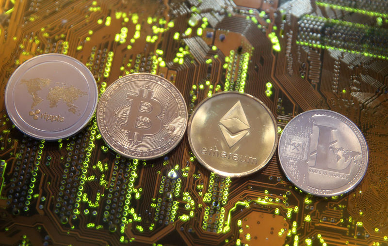 © Reuters.  Bitcoin and other major cryptocurrencies edged down on Wednesday morning