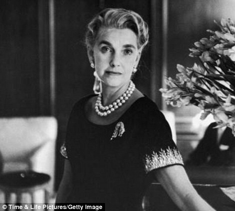 Barbara Hutton wearing the brooch in 1960 at her son