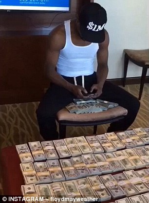 Floyd Mayweather plays on his phone