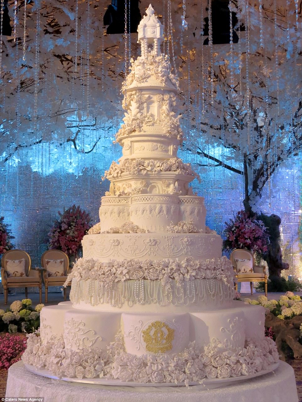 For Le Novelle Cake, this bake is almost simple but it still features an incredible amount of decoration and detail. Stcking to a predominantly white theme, the bakers have decorated the second tier with strings of pearls