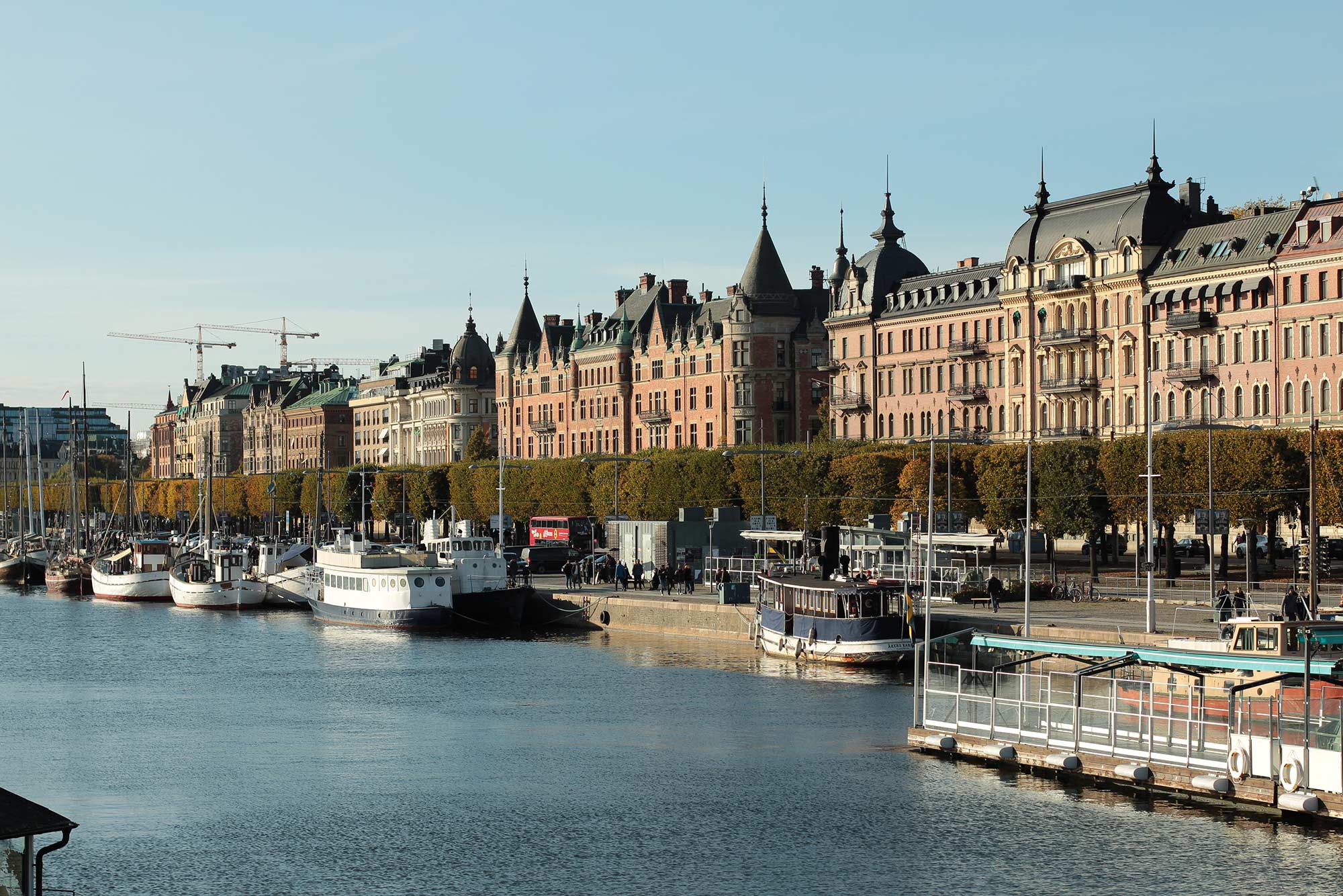 Вид с моста, соединяющего остров Юргорден и район Эстермальм в Стокгольме. В этих домах — одни из самых дорогих квартир в городе