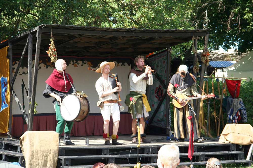 Фестиваль Средневековья на Готланде привлекает огромное количество туристов. Шведы ответственно относятся к мероприятию и приезжают в полной амуниции — облачаются в яркие костюмы сами и наряжают детей
