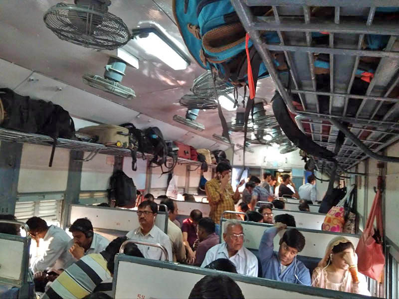 Сидячий вагон 2-го класса в индийском поезде. Здесь я ехала 9 часов. На окнах нет стекол, а снаружи жарит солнце, дует ветер и воняет мусором