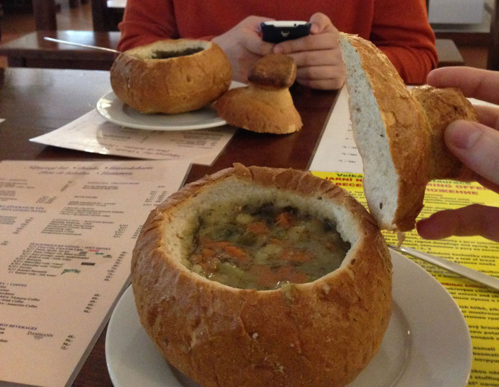 Овощной суп в хлебе в монастырской пивоварне
