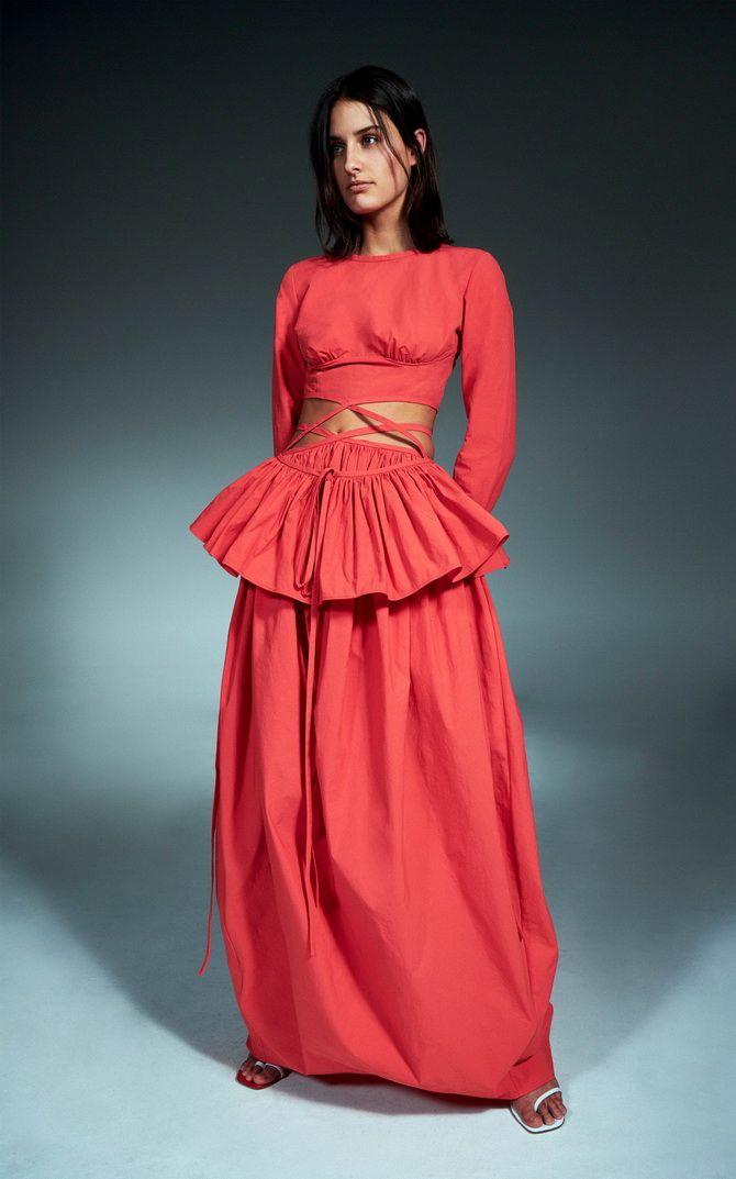красное платье с воланами