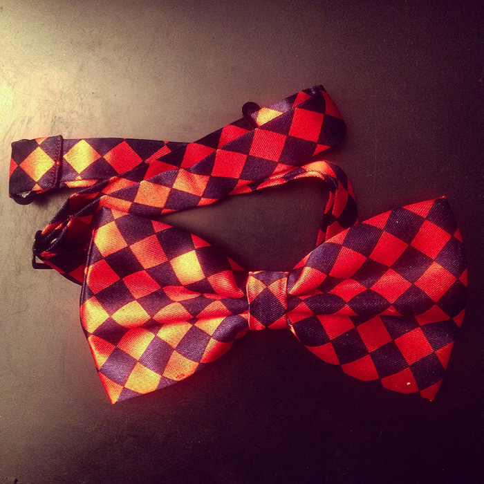 Ребенок разрабатывает дизайн галстуков-бабочек