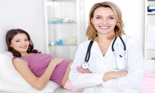 беременная девушка на приеме у акушера-гинеколога