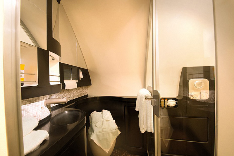Ванная комната в апартаментах на лайнере А380-800 авиакомпании Etihad
