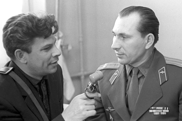 Космонавт Павел Беляев дает интервью корреспонденту Всесоюзного радио Юрию Летунову перед полетом в космос. 1965 г.