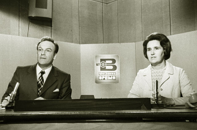 Дикторы Центрального телевидения Игорь Кириллов и Нонна Бодрова ведут программу «Время». 1977 год.