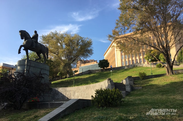 Статуя Маршала Баграмяна и американский университет.