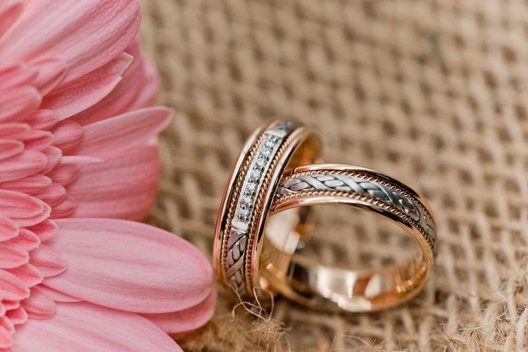 Комбинированные обручальные кольца с камнями