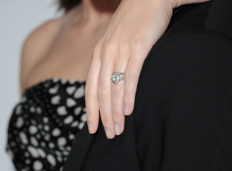 Обручальное или помолвочное кольцо с крупным камнем