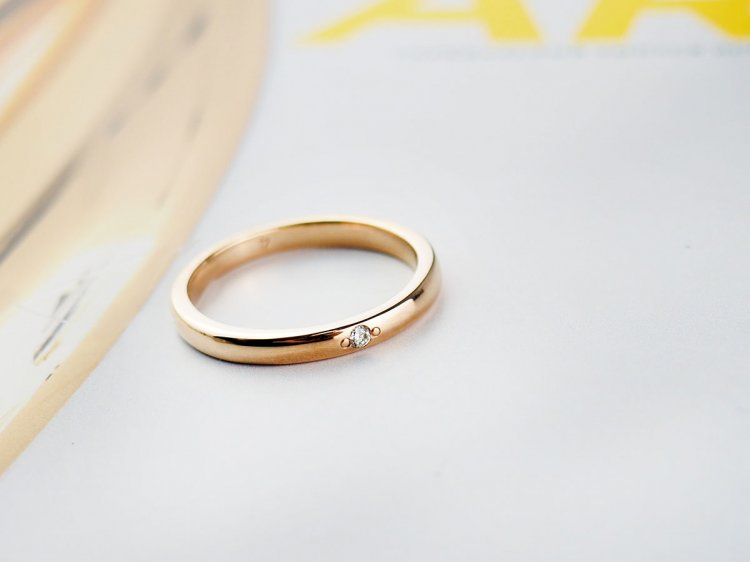 Лаконичное золотое кольцо с маленьким камнем