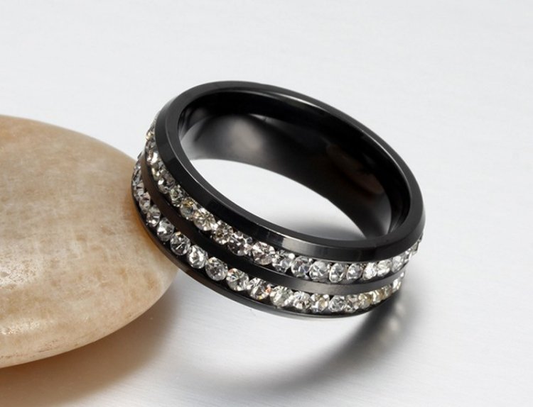 Черное титановое обручальное кольцо с камнями