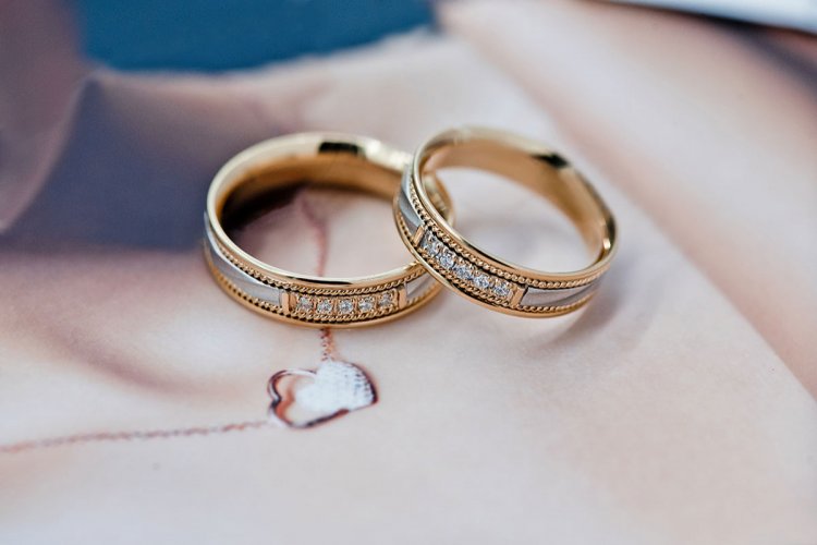 Обручальные кольца с камнями - мужское и женское