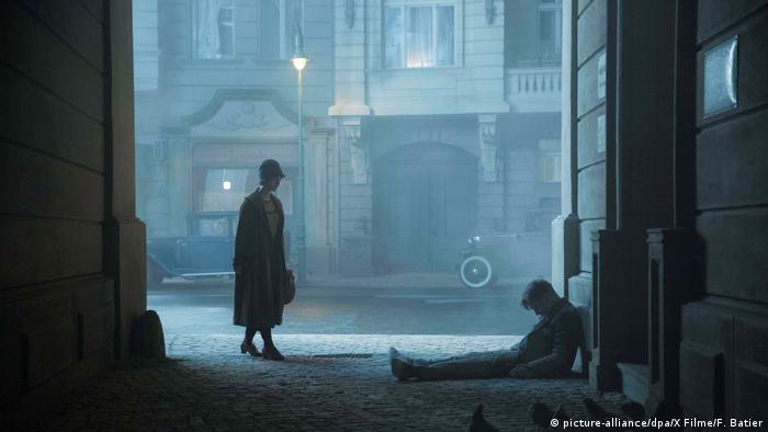 Leading actress Liv Lisa Fries and man slumped in a doorway in foggy Berlin (picture-alliance/dpa/X Filme/F. Batier)