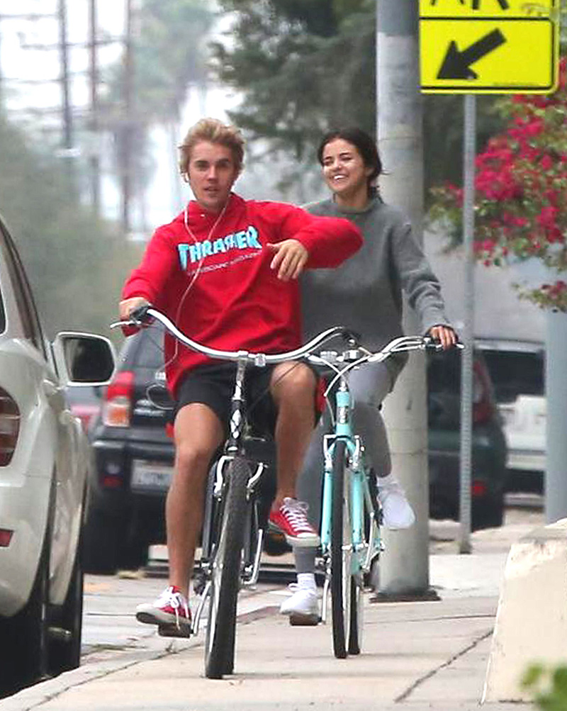 Джастин Бибер и Селена Гомес совершают велосипедную прогулку, 2017 год.