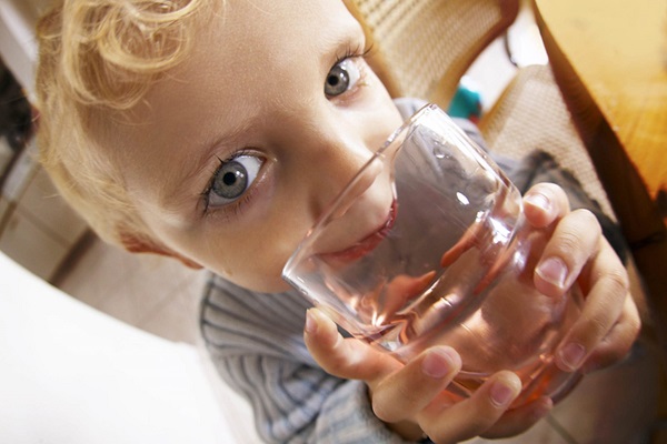 Какую воду пить детям